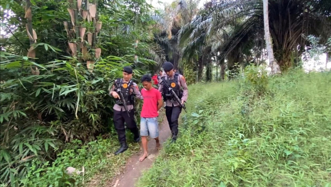 Salah seorang pelaku narkoba diamankan polisi. [Istimewa]